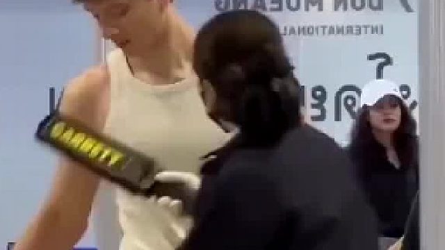 小伙穿宽松裤子去机场，现场状况百出，这教训让人铭记一生！