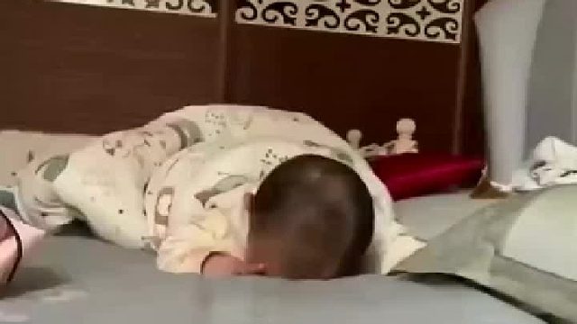 婴儿醒来抬头望见母亲，马上绽开笑颜朝向母亲