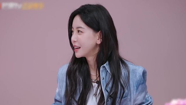 单亲家庭的明星也会有心理烙印，于文文跟母亲只是半年见面的朋友