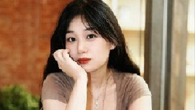 微胖的可爱女孩~