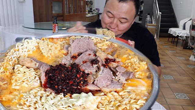 不知道该吃点啥，简单来点牛肉，煮了几包面，吃舒坦了。