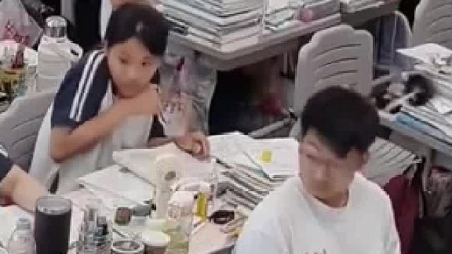 安静的教室女生水杯盖突然弹起