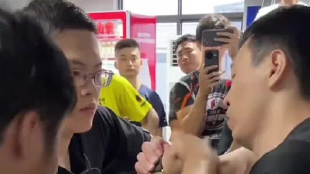 我靠，突然飞肘后拉啊，我靠，违背体育精神啊