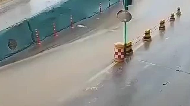 下坡又是积水的，在这地方设红绿灯真的神经