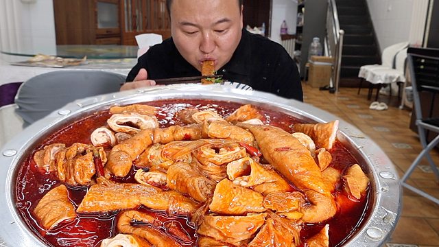 市场上买了十几斤猪大肠，阿强做江油猪大肠，辣爽过瘾，Q弹爽滑
