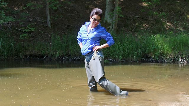 小溪漫步的长靴小姐姐