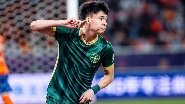 将功补过！王钰栋故意手球送点后，又人球分过助攻扳平