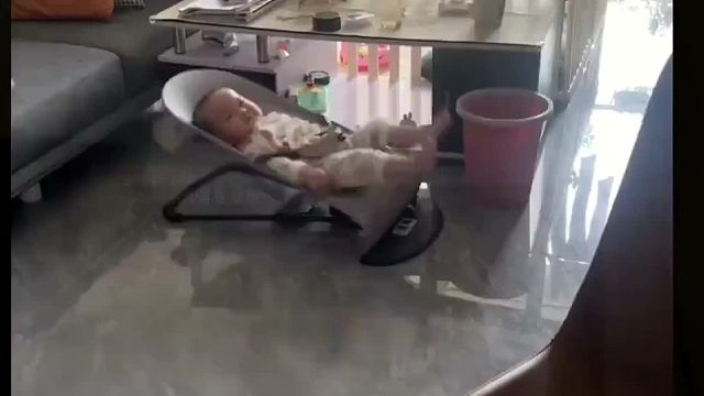 婴儿自己玩摇椅，网友神评：腿下放块牛肉，让他打成牛肉丸