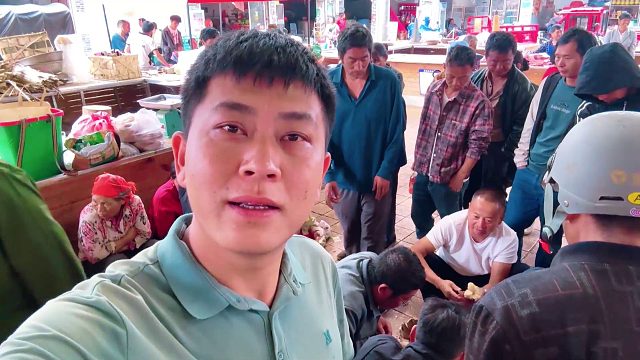 实拍云南农村集市，鸡枞200元一公斤，比猪肉还贵