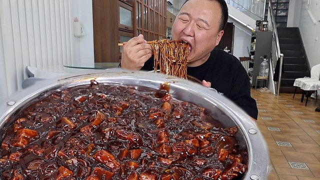 阿强这顿超满足的韩式炸酱面，一场酱香浓郁而层次分明的味觉盛宴