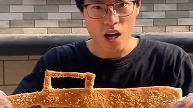 继上次卖金铲铲的老板被累到脸垮后又有位狠人开始作妖了