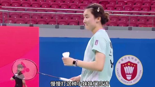 第十五届全运会羽毛球团体赛，寿裙喻过度依赖杀球，张艺曼预判并反击，终以21-11拿下