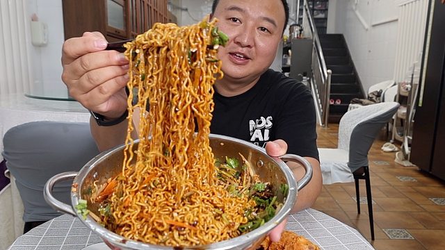 最近胃口不好，整碗冰爽的小凉面，酱汁与配菜在碗中构成的交响乐