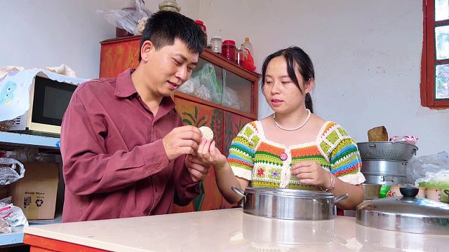 老公干活回家饿了，媳妇中午没做饭，看看她给老公吃的啥？