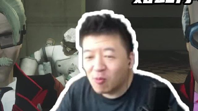 光天化日，老鬼竟被两男堵在角落……