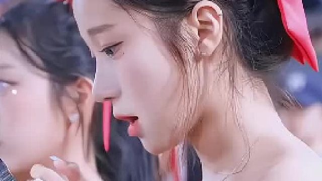 活力满满的啦啦队女孩，在比赛现场享受美食！