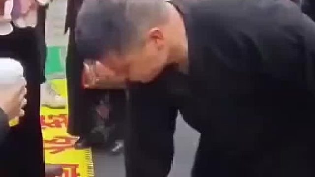 提起瓦罐就有奖，老板却成唯一赢家，留意手里钩子！