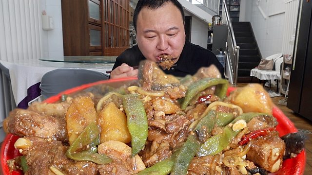 冰箱里剩点肉和菜，简单来个铁锅乱炖，卖相一般，但是贼下饭。