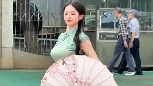 操场上从来不缺舞者，学姐发挥的依旧稳定，有种古代美人的感觉