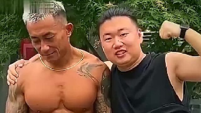 爸爸和儿子一起复刻小时候的合照，爸爸这是帅了一辈子啊