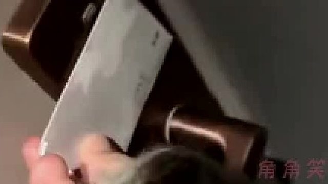 老板安排的住宿，小伙一开门震惊了，还以为走错房间！