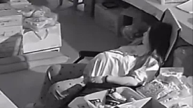 女子晚上在店里睡着了 ，小偷进来偷东西反而被吓破胆