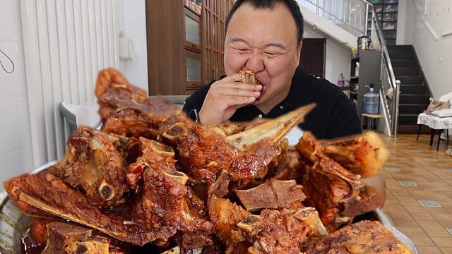 今天做了顿红烧猪脊骨，肉质软烂，大口吃肉的感觉太惬意了。