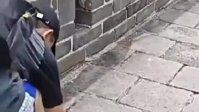 古代工匠的智慧！游客攀登长城发现，水瓶会自动滚向排水口