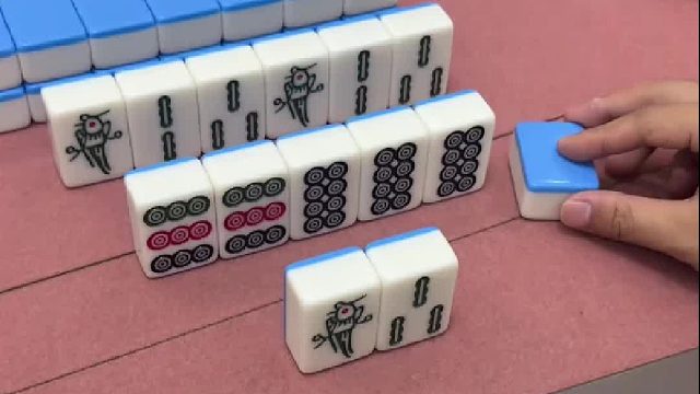 打麻将夹在中间的牌太难摸了