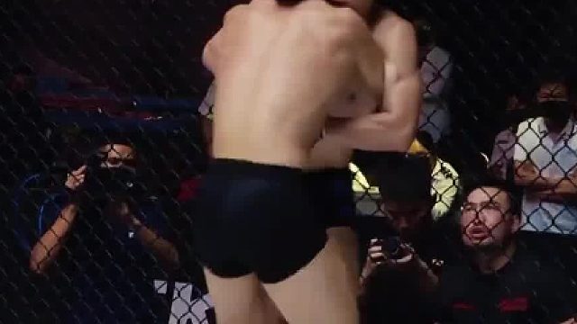 中国小伙被偷袭裆部，对手非但没有歉意，还趁人之危！