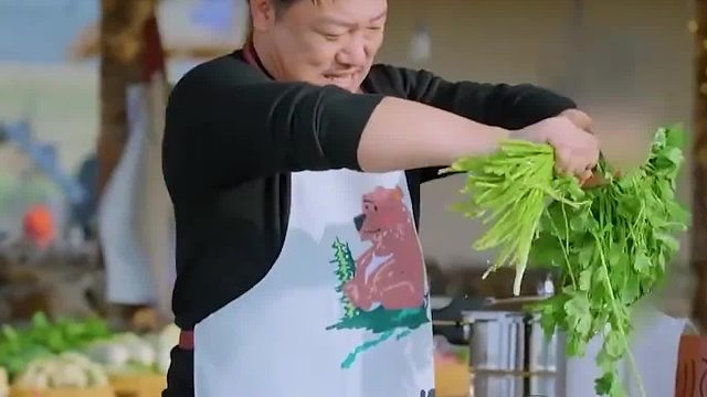 难怪贾冰能让沈腾胖20斤！炒菜像铺褥子，看铁锅就像看兄弟