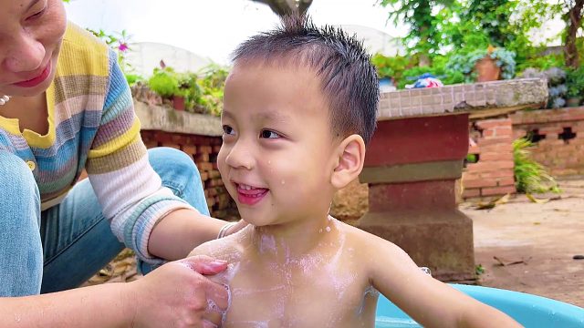 妈妈给儿子洗澡，儿子好奇自己是从哪里来的，妈妈：充电话费送的