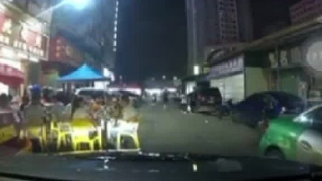 饭店都开到马路中间了