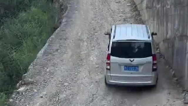面包车：你说什么？上不去？ 路人看到面包车上山本想劝阻，不料下一秒面包车一个极限转弯就冲上去了，面包车：你说什么？上不去？