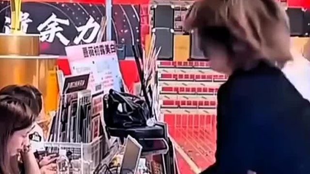 直播间运营上错价格，时大漂亮当场暴怒，质问运营有没有脑子！