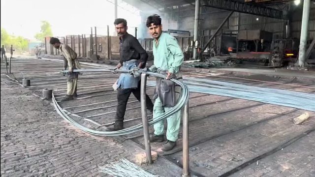 巴铁师傅利用车削碎屑制作螺纹钢全过程