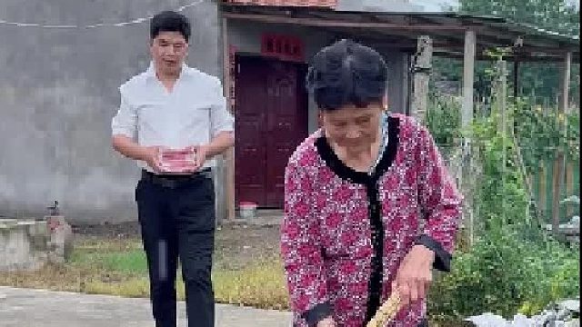 女婿送来十八万八彩礼，丈母娘却只肯收下了一万，女婿问丈母娘为什么