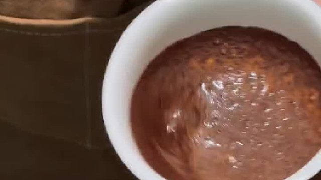 女子教学员咖啡拉花，一点就透最后成品相当完美。