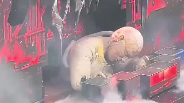 网友去看巨人演唱会，拍下这一幕，充气巨人太震撼了,,,,, ​​​