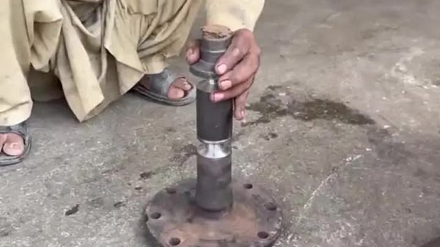 巴铁师傅修复卡车半轴全过程