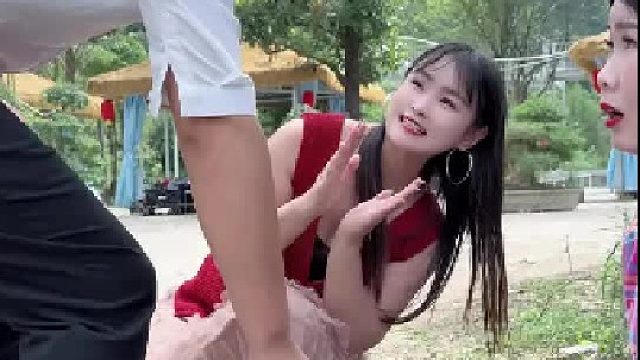 掏手机，钱居然掉出来了，还偏偏掉的这么准！