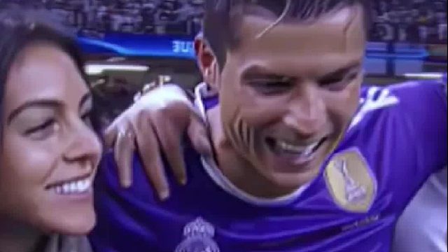 跟C罗一起时，乔治娜四处张望不自信，如今面对镜头没有任何眼神闪躲