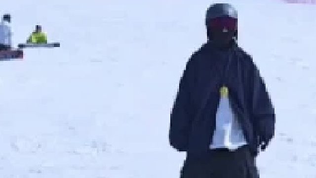 滑雪一头撞到男生腿上，女生趴在地上都笑抽了