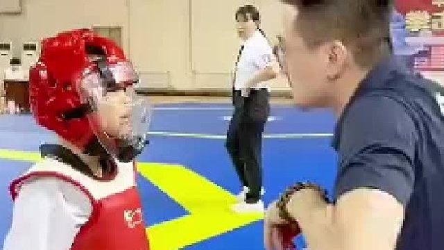 教练耐心指导，小剑客认真学习击剑技巧！