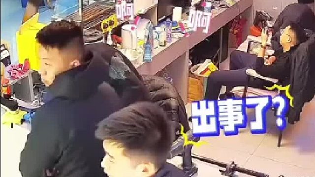 女子被小狗追搞笑瞬间，全屋爆笑！