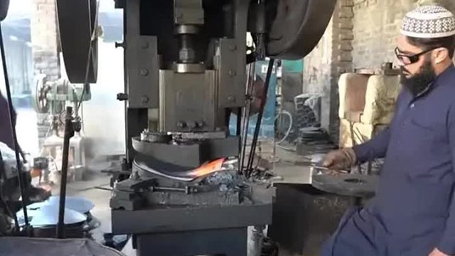 巴铁师傅制作铁锹全过程