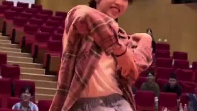 女孩梳着最文静的辫子，跳这么帅气狂野的舞！！！ ​​​