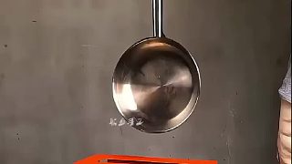 男子自制磁鐵用在自行車上改造成磁懸浮懸掛，真是太有創(chuàng)意了
