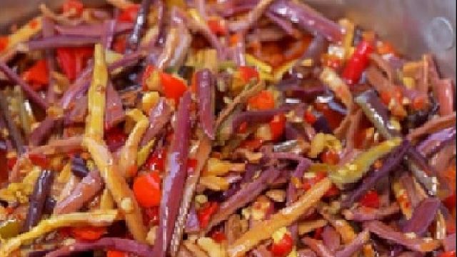 百吃不腻的炒饭，配上这香辣蕨菜，那真是绝绝子呀