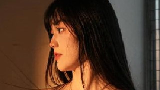 光里面的女孩。